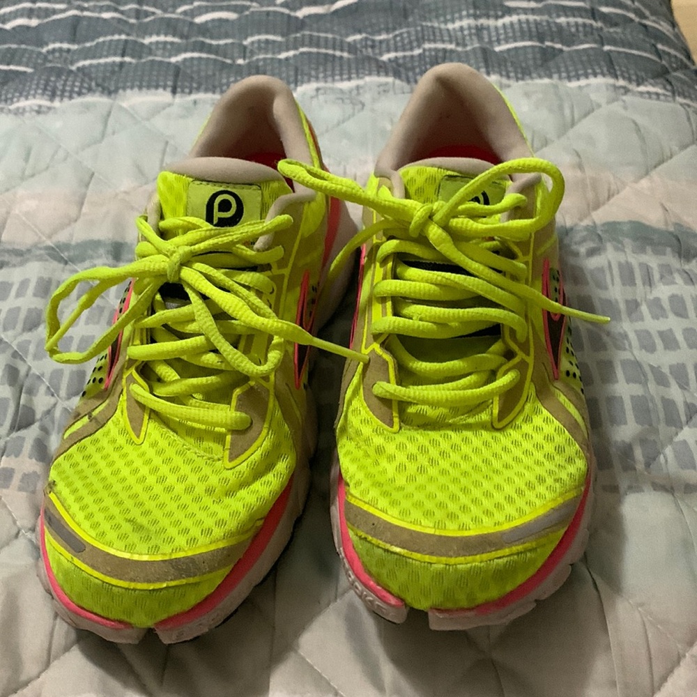 Womens brooks size 8